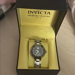 Invicta Silver Bracelet Watch with Black Dial and date - for Women and Men